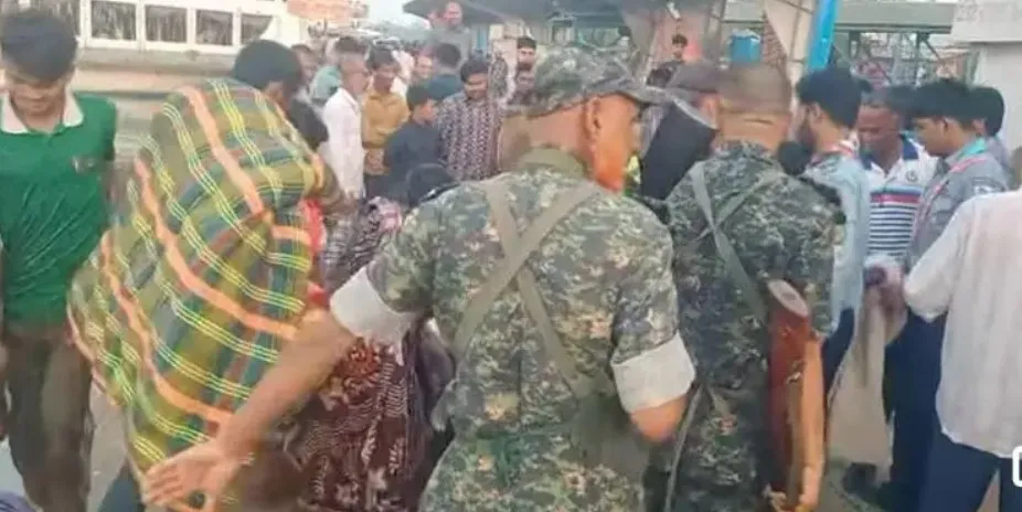 পটুয়াখালীতে ৫ লঞ্চ থেকে শতাধিক তোশক জব্দ